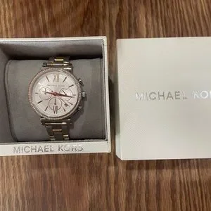 Michael kor watch. Sofia silver dial. NEW AUTHENTIC MICHAEL KORS SOFIE CRYSTALS SILVER CHRONOGRAPH  main image 4